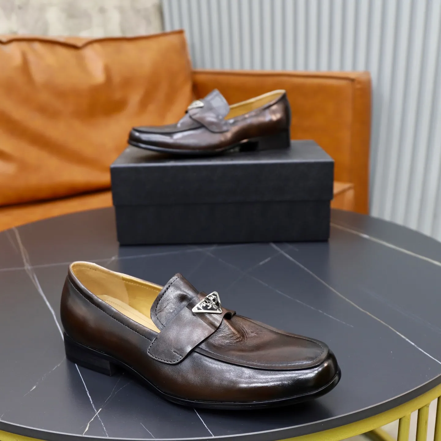 Ex-factory price: 520💰[PRADA] Prada's new casual men's shoes are launched in Hong Kong counters. Official website 1:1 production. Italian washed cowhide + water-dyed leather lining. Designed by European and American masters. Perfect shape to create counter quality, solid color rubber wear-resistant outsole and classic dazzling head! Super versatile and very comfortable. High-end without losing taste, fashionable and novel! ! Absolute focus! 3 colors available! Code number 38-45